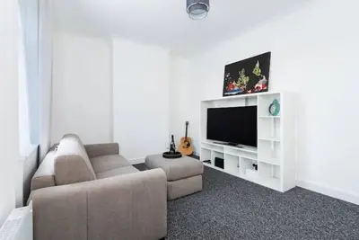 Image de Posh & Modern Mins to Attractions & Amenities!