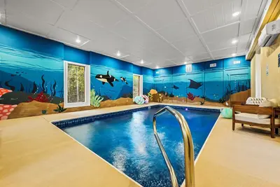 Image de Sleeps ~30, 8 Bdr, Heated Indoor Pool, HotTub, Game Room, outdoor fireplace/grill