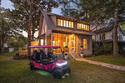 Image de Newly restored Storybook cottage in Downtown Fairhope/ Golf Cart Provided/ Sleeps 10/ Hot Tub