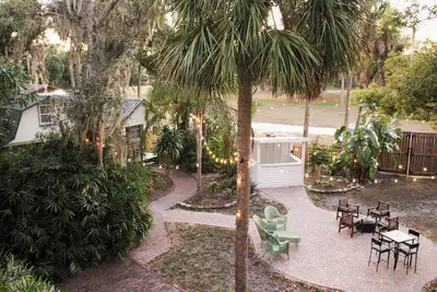 Image de Historic French Cottage in Downtown Arcadia