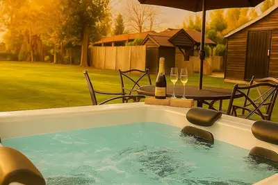 Image de Luxury Grade 2 Cottage w/ Hot Tub • Games Room • Sleeps 10 • Cosy festive Stay