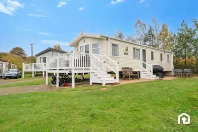 Image de Cozy and modern caravan in beautiful Seton Sands Holiday Park — perfect for a seaside escape! Just minutes from the beach and park facilities, it features a comfy lounge, fully equipped kitchen, and outdoor seating area.
