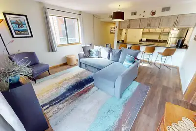 Image de Corner Unit. Pool, 4 Hot Tubs, Yard! Walk/Easy Drive to Main St Events