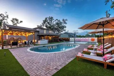 Image de Luxury Family Retreat · Heated Pool · Pickleball · MiniGolf · Cinema ·Near Beach