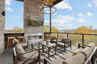 Image de Sunshine Ridge - Luxury 4 Br cabin with Rooftop + Indoor Pool + Hot Tub + Sauna