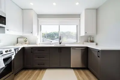 Image de Cozy and bright *Newly* renovated 3bdrm main floor in Forest Heights