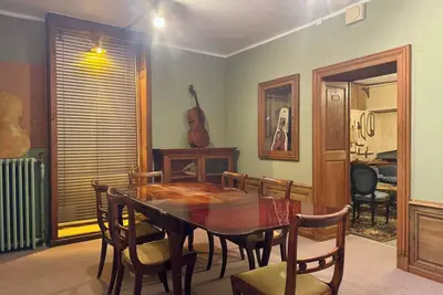 Image de Logement de charme dans un ancien atelier de luthier