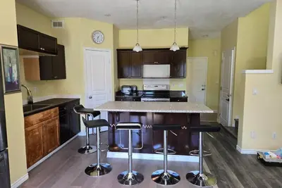 Image de 6bedrooms with 4 bathrooms entire houseavailable