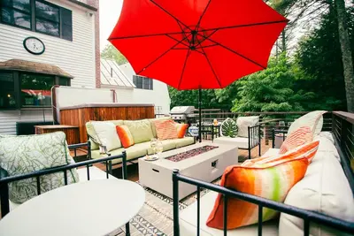 Image de Peaceful Family Friendly Riverside Retreat w/ Gym, Hot Tub, Dock and Sunroom