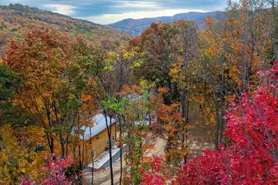 Image de Massanutten Resort Log Cabin w/ hot tub- only 4 min to ski, golf, water park