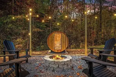 Image de Cozy Cabin with Sauna, Hot Tub, Firepit, & Pack n’ Play