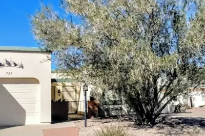 Image de Stay Where the Sun Smiles 2br 55+Community Oasis.