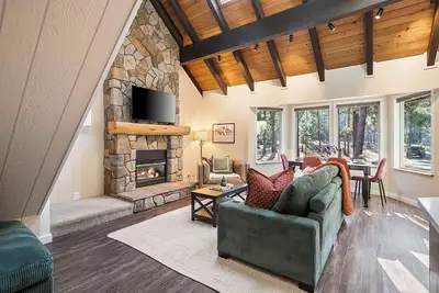 Image de Cozy Doe Cabin: Family Friendly, 5 Min Walk to Village Sharc passes + Hot Tub