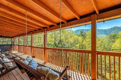 Image de New Listing! Mountain Views! 3b/3Ba Sleep 6-7, Hot Tub, Close to Everything!