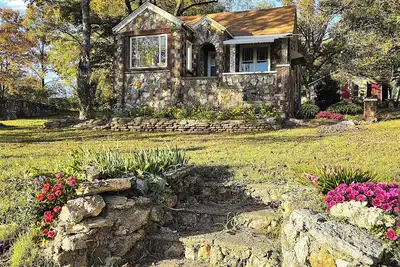 Image de Historic Carrie Tucker Cottage with view of Spring River in charming Hardy, Ark.