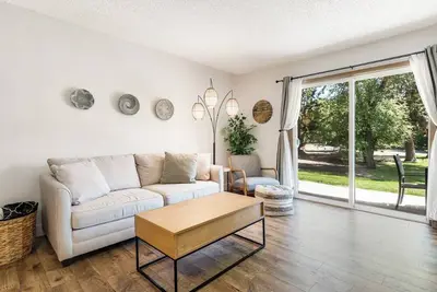 Image de Beautiful Ground Level Condo, Walking Distance to Everything!