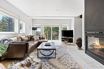 Image de Modern 3 Bed / 3 Bath Townhome in Vail with Private Garage - Pets Welcome!