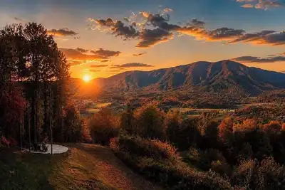 Image de Luxury Retreat with Jaw-Dropping Mountain Views- Sleeps 8
