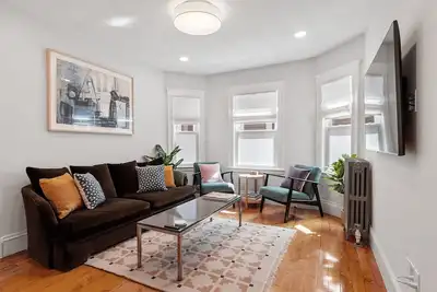 Image de Bright 3br 2ba in West Somerville w/ Parking & Ac near Tufts & Davis