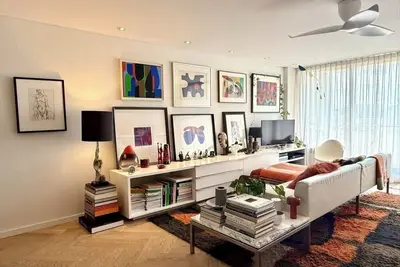 Image de Modern, art filled apartment, central location, 2 minutes from train station