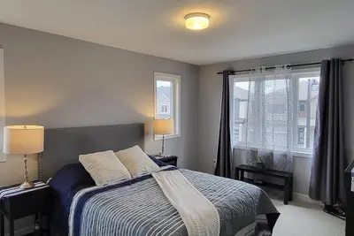 Image de Tranquil lovely townhome in Ottawa, Modern & bright + dedicated office area.