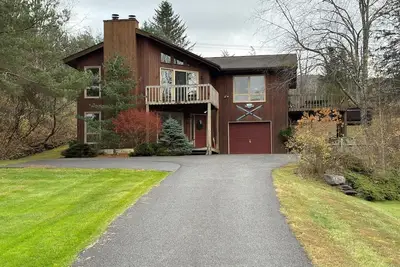 Image de New Listing! Bright & Inviting 4 Br chalet in Windham. 2 miles to slopes.