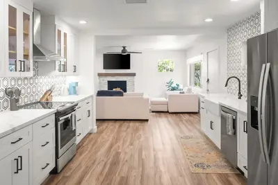 Image de Modern Fully Remodeled 3 Bedroom Gem with a Hot Tub and Close to Everything