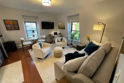 Image de A Cozy 1 Bedroom Gem You'll Love! \nSleeps 4, Pet Friendly, With Parking,