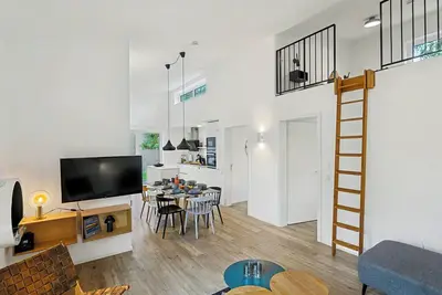 Image de Belle maison de vacances privée avec Wifi, bain à remous, piscine, Tv et terrasse