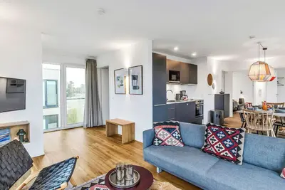 Image de Joli appartement pour 6 personnes avec bain à remous, piscine, Wifi, Tv et balcon
