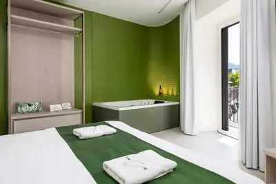 Image de 💎 Blu Sky – Green apt: Luxury Retreat with In-Room Jacuzzi & Town View 🌿🛁
