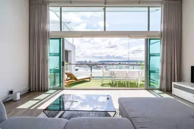 Spacious Penthouse With Spectacular Harbour Views!