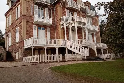 Image de F2 près de la plage et du centre ville dans villa classée du quartier historique