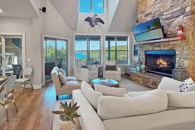 Image de Chasing Sunsets: Lakeview Escape w/ Fire Pit & Screened Porch