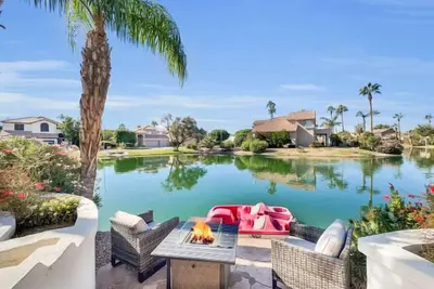 Image de Be a star in this waterfront Fam Glam Hot Pool, Paddle Boat