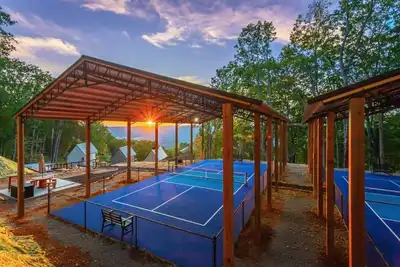 Image de Lookout Mtn Pickleball Retreat | 4 Cabins + Courts