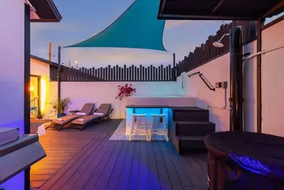 Private Retreat | Grill | Jacuzzy | Downtown