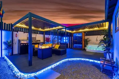 1 Large Bedroom | Firepit | Gym | Bbq