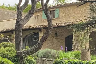 Image de Très beau mas  niché parmi les cèdres et en pleine nature à proximité de Gordes