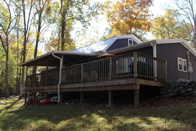 Image de Cozy lakeside home with room for the entire family!