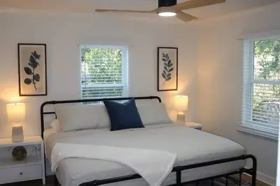 Image de Jaunty 3b 2b |Bishop Arts|Dwtn|Pool Table|FreePrkg