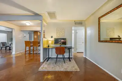 Image de Central / Fenced Backyard / 4 Br 2 Ba / Fire Pit