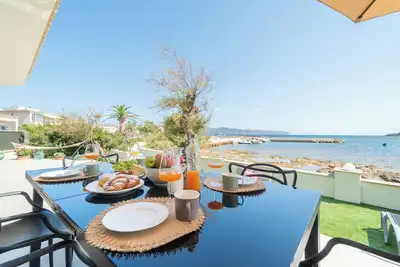 Es Tamarells, Seashore House