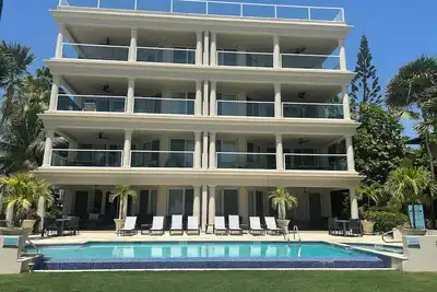 Image de 4-bedroom Luxury condo on 7 mile beach Grand Caymansleeps 10