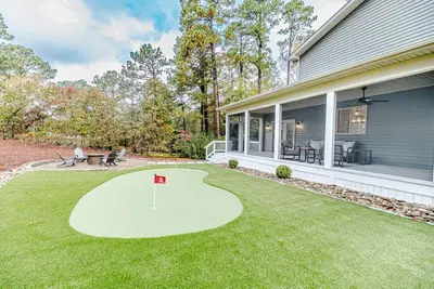 Image de Elegant Pinehurst Retreat – 5br/3. 5ba, Sleeps 12 - Near Golf & Village
