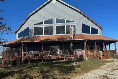 Image de Spacious 6-bedroom lodge over looks Taylorsville lake on the bourbon trail