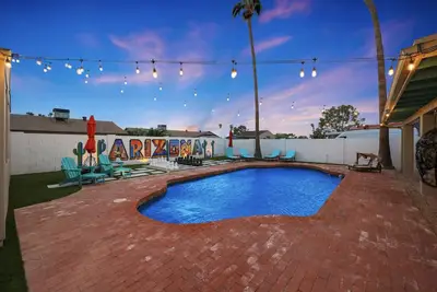 Image de The Swift | Teal Door Mural House | Sleeps up to 9