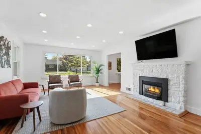 Image de Centrally-Located | Modern Vibes | King Beds