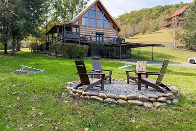 Image de Cozy cabin with outdoor hot tub, game area, wifi & close to popular attractions