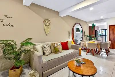 Image de Quiet 2br condo with rooftop pool, high-speed Wi-Fi & central Ac - near beaches